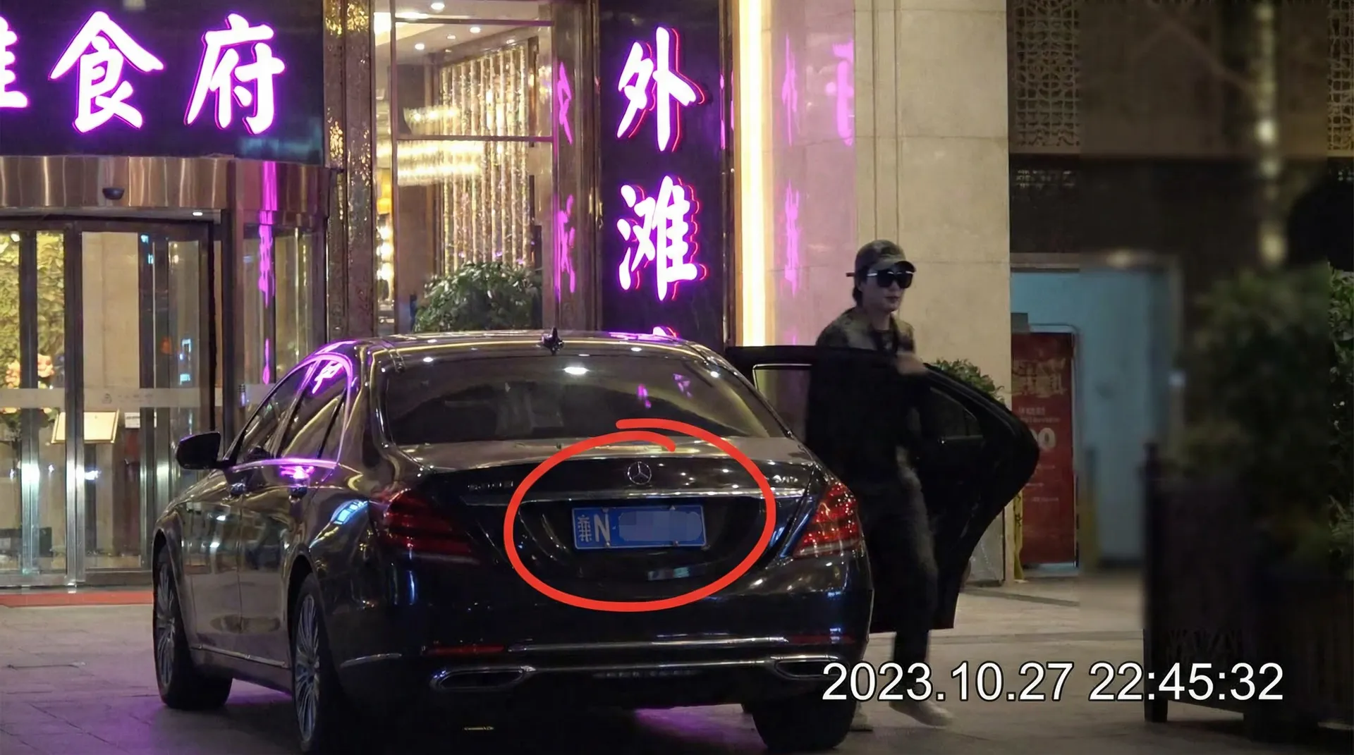 体育竞猜推荐平台app - 豪车餐厅外偷拍